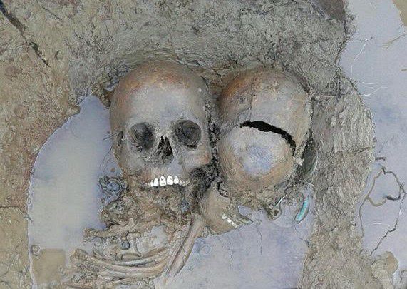 Eccezionale scoperta archeologica a Baratti: è la sepoltura di due giovanetti
